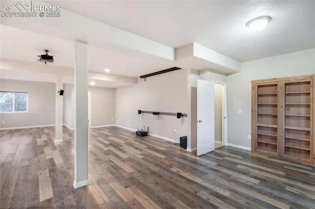 a view of a yard with sitting area