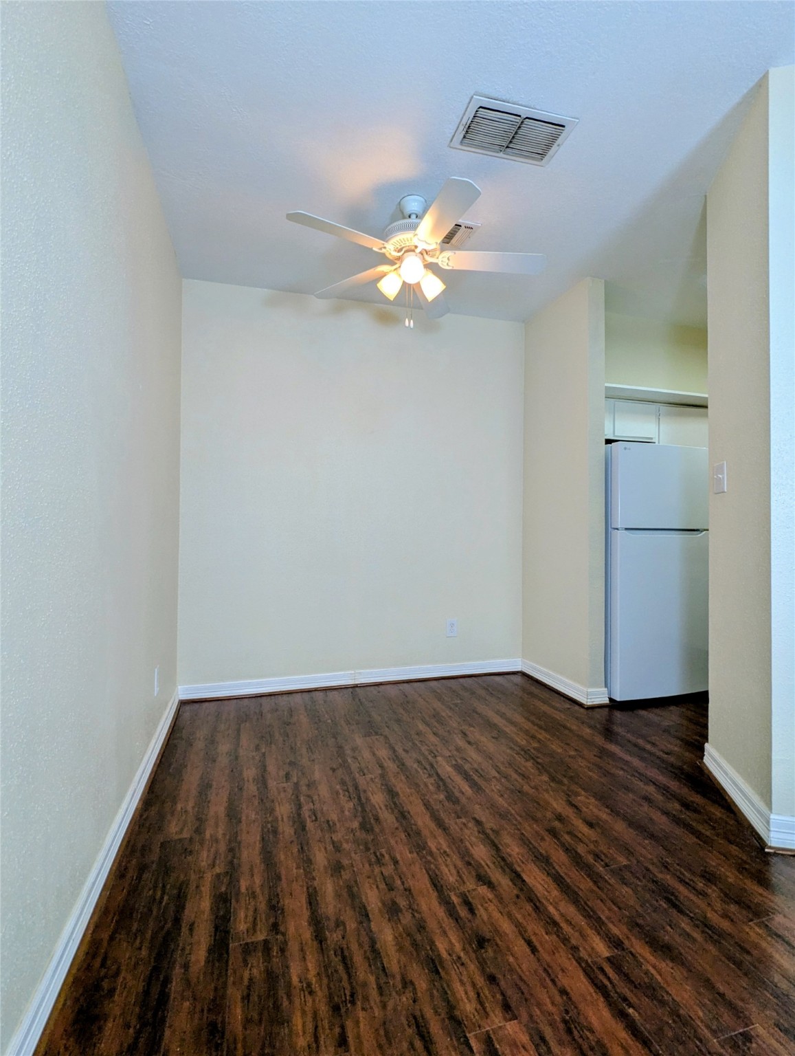 2011 Spenwick Drive, Unit 412 Houston, TX 77055 - Photo 3 of 13 Dining area
