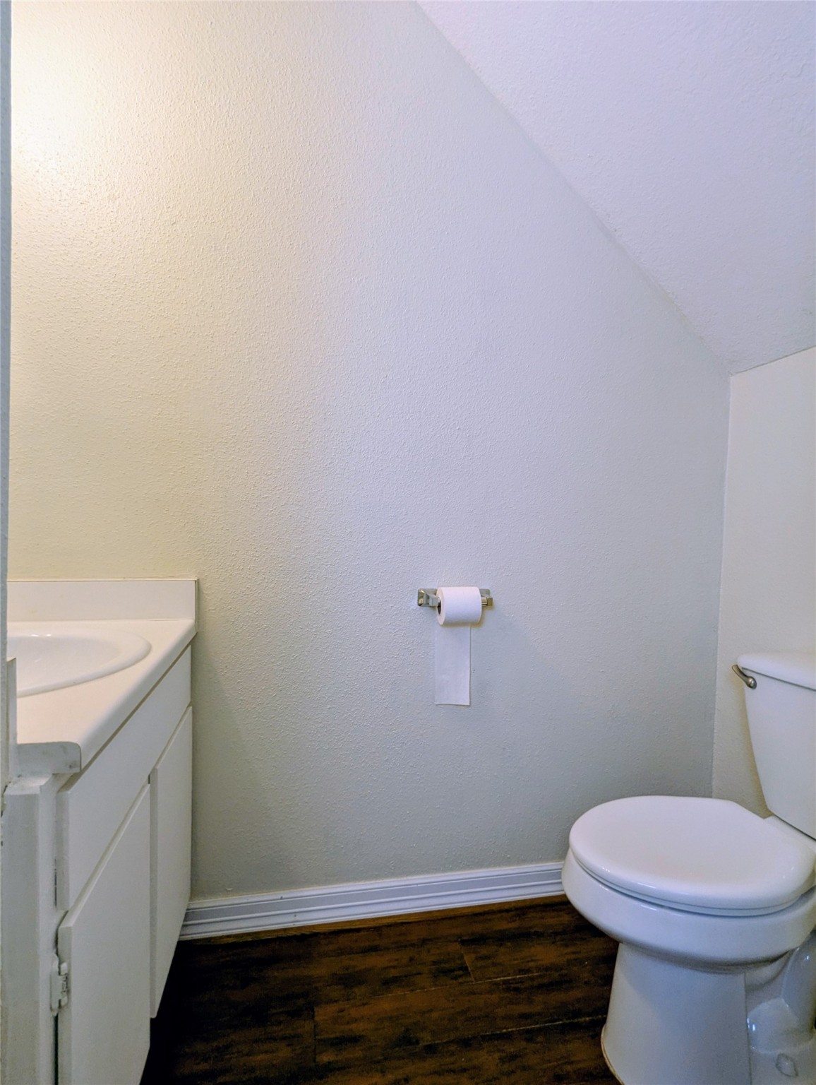 2011 Spenwick Drive, Unit 412 Houston, TX 77055 - Photo 8 of 13 Downstairs restroom.
