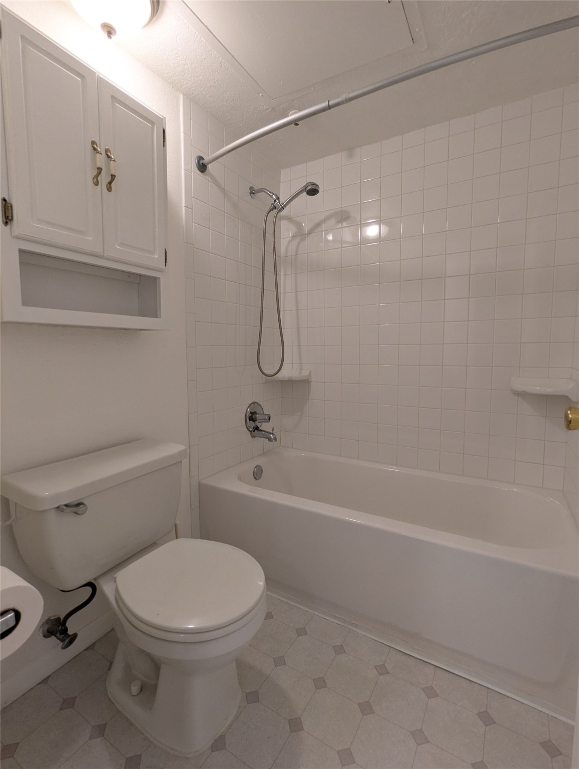 2011 Spenwick Drive, Unit 412 Houston, TX 77055 - Photo 10 of 13 Primary bathroom