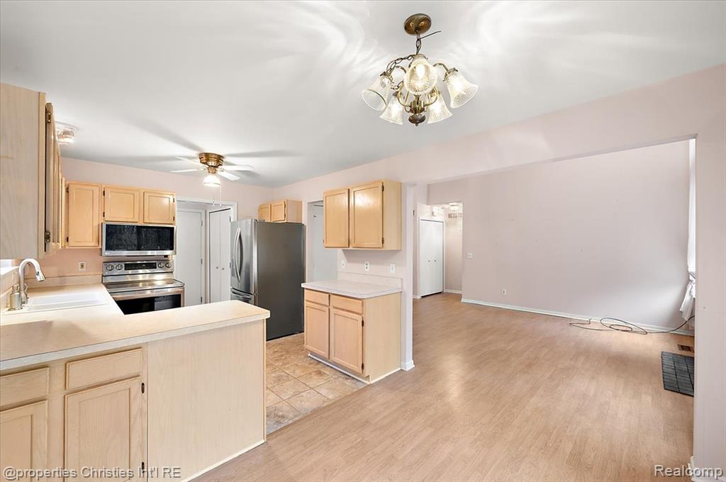 955 Rikki Ann Wixom, MI 48393 - Photo 28 of 54 Gallery Image 28