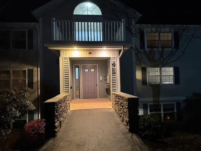 a view of entryway with a yard