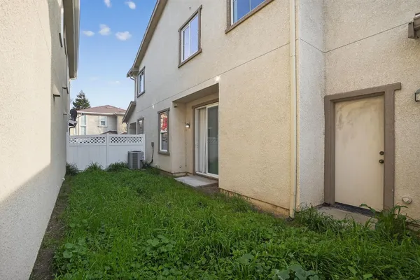 a view of a house with backyard and garden