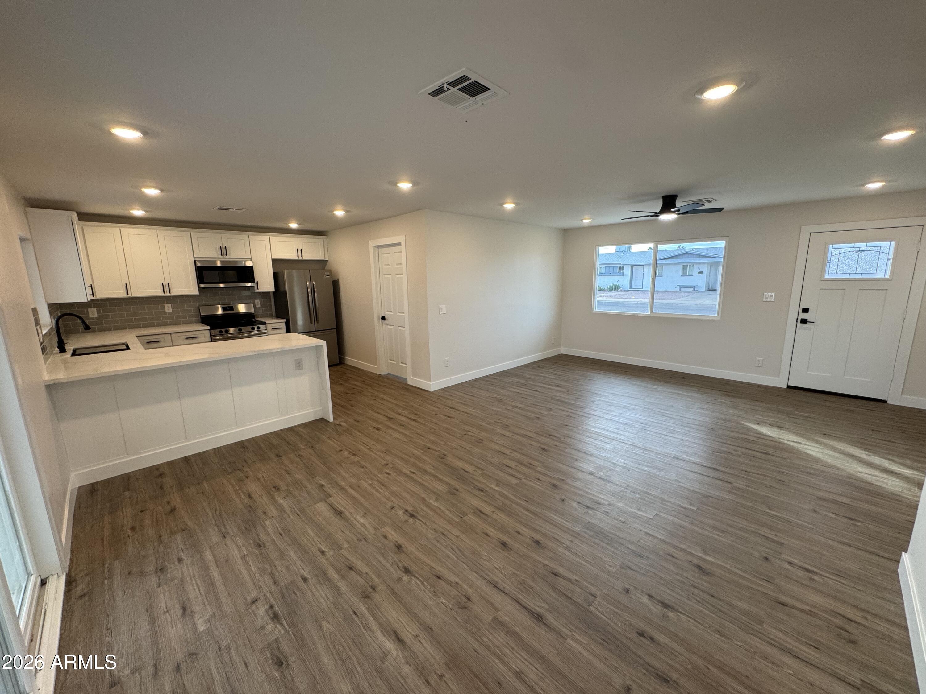 3234 East Marilyn Road Phoenix, AZ 85032 - Photo 4 of 28 4_AA