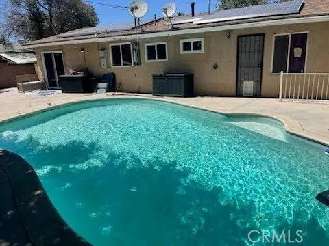a view of a house with backyard