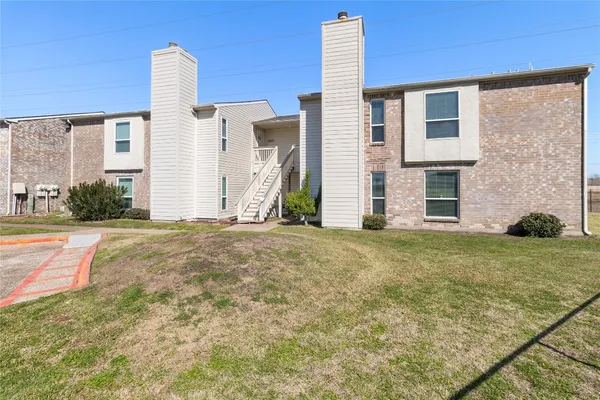a view of a house with backyard and garden