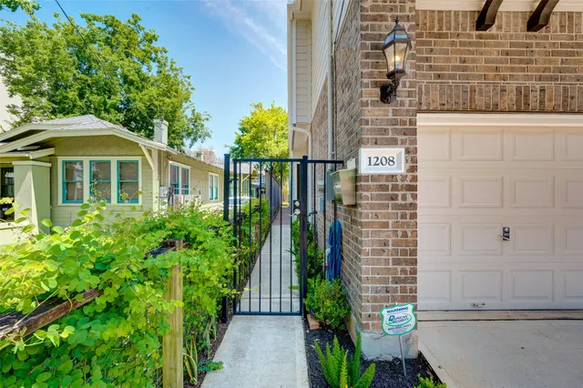$4,200 | 1208 Peden Street, Houston, TX 77006