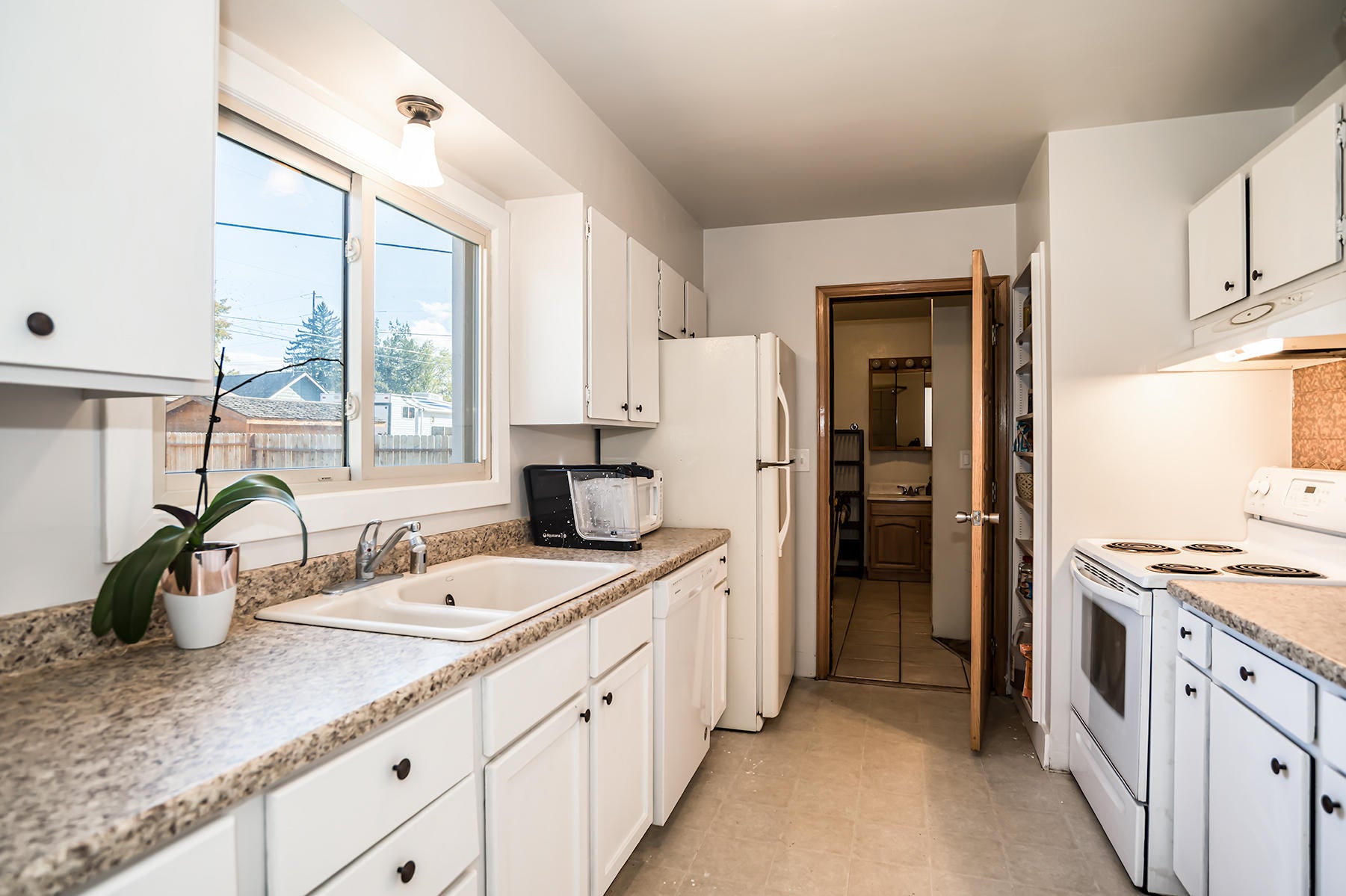 608 Southwest 14th Street Redmond, OR 97756 - Photo 8 of 26 Kitchen 2 14th