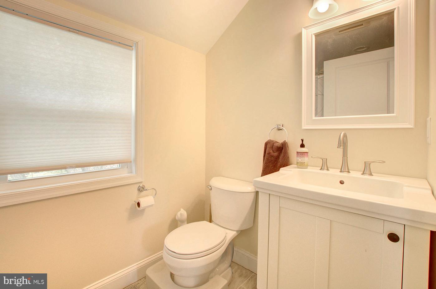 337 Hawarden Road Springfield, PA 19064 - Photo 17 of 21 Full hall bath