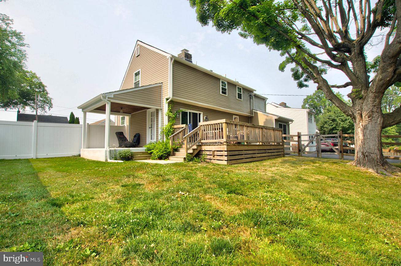 337 Hawarden Road Springfield, PA 19064 - Photo 19 of 21 Covered side porch