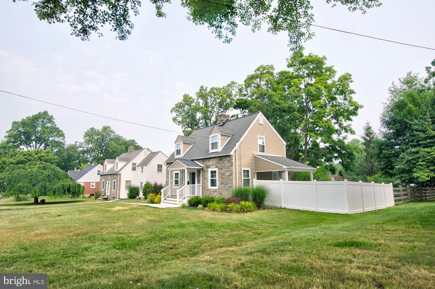 337 Hawarden Road Springfield, PA 19064 - Photo 3 of 21 Fenced back yard