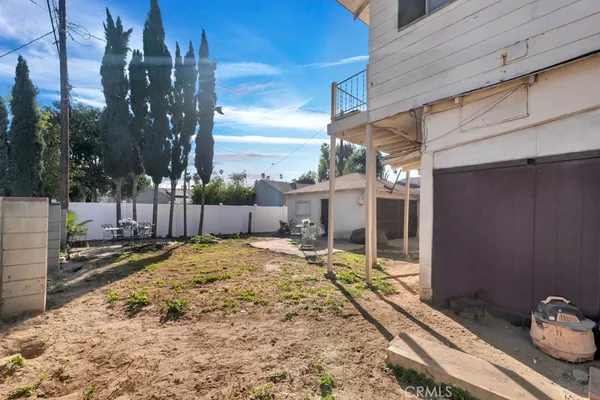 a view of back yard of the house