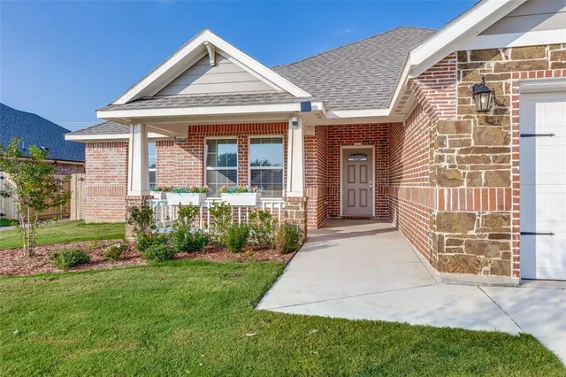 $332,000 | 721 Raylan, Springtown, TX 76082