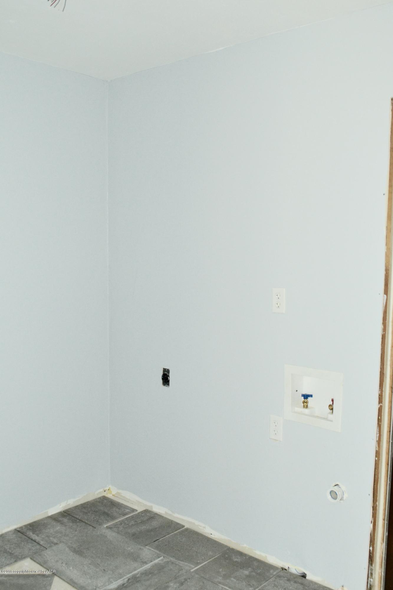 4004 South Lipscomb Street Amarillo, TX 79110 - Photo 28 of 49 a view of a small space