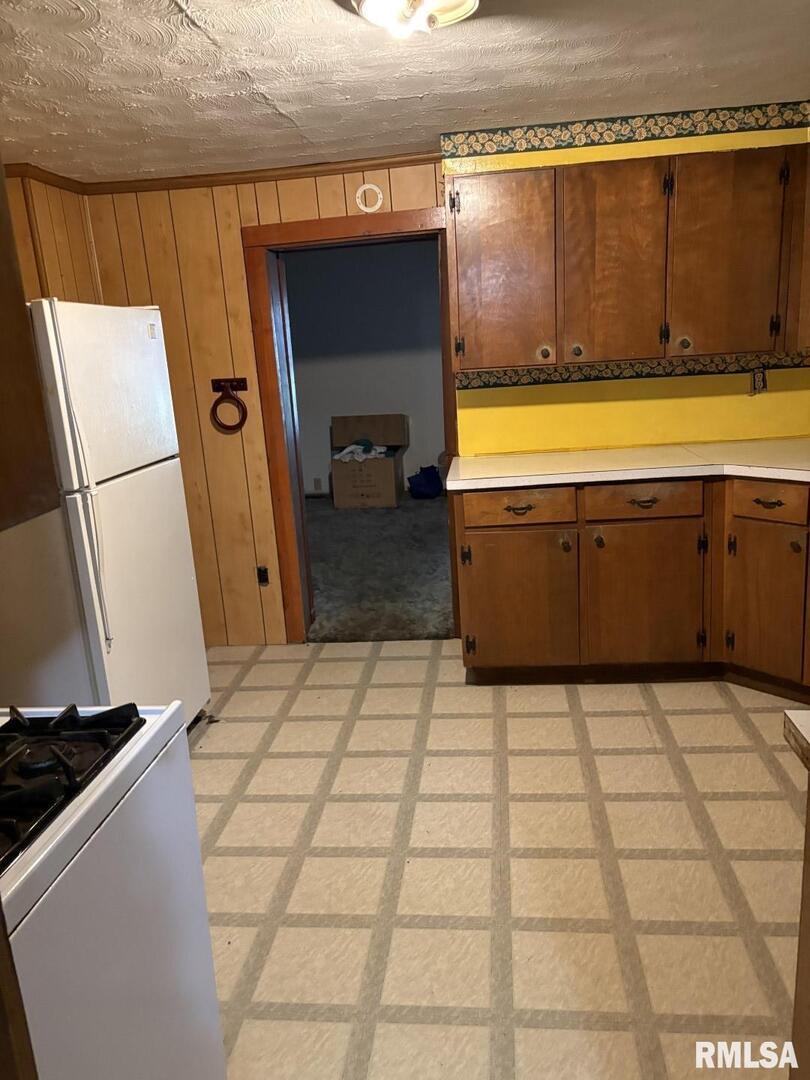 1606 West Faust Street Marion, IL 62959 - Photo 16 of 29 a kitchen with stainless steel appliances a refrigerator and a stove
