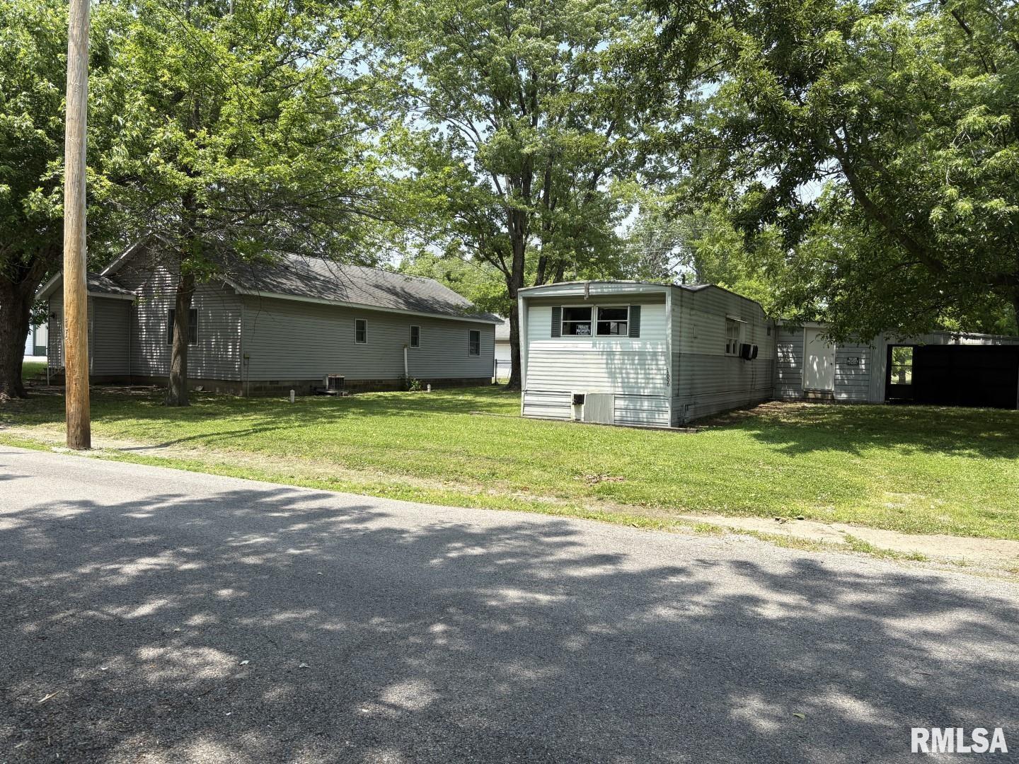 1606 West Faust Street Marion, IL 62959 - Photo 4 of 29 a view of a house with a yard and large tree