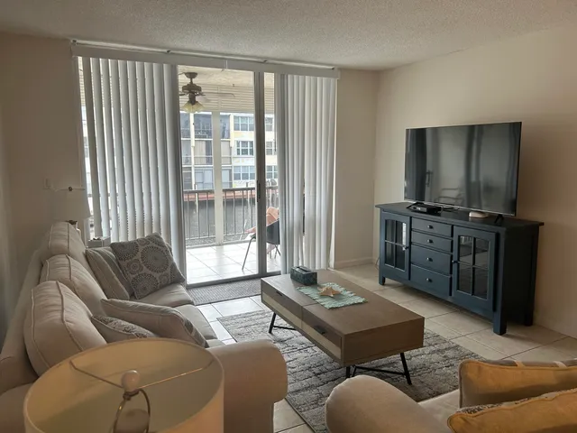 $3,000 | 777 South Federal Highway, Unit D 204, Pompano Beach, FL 33060