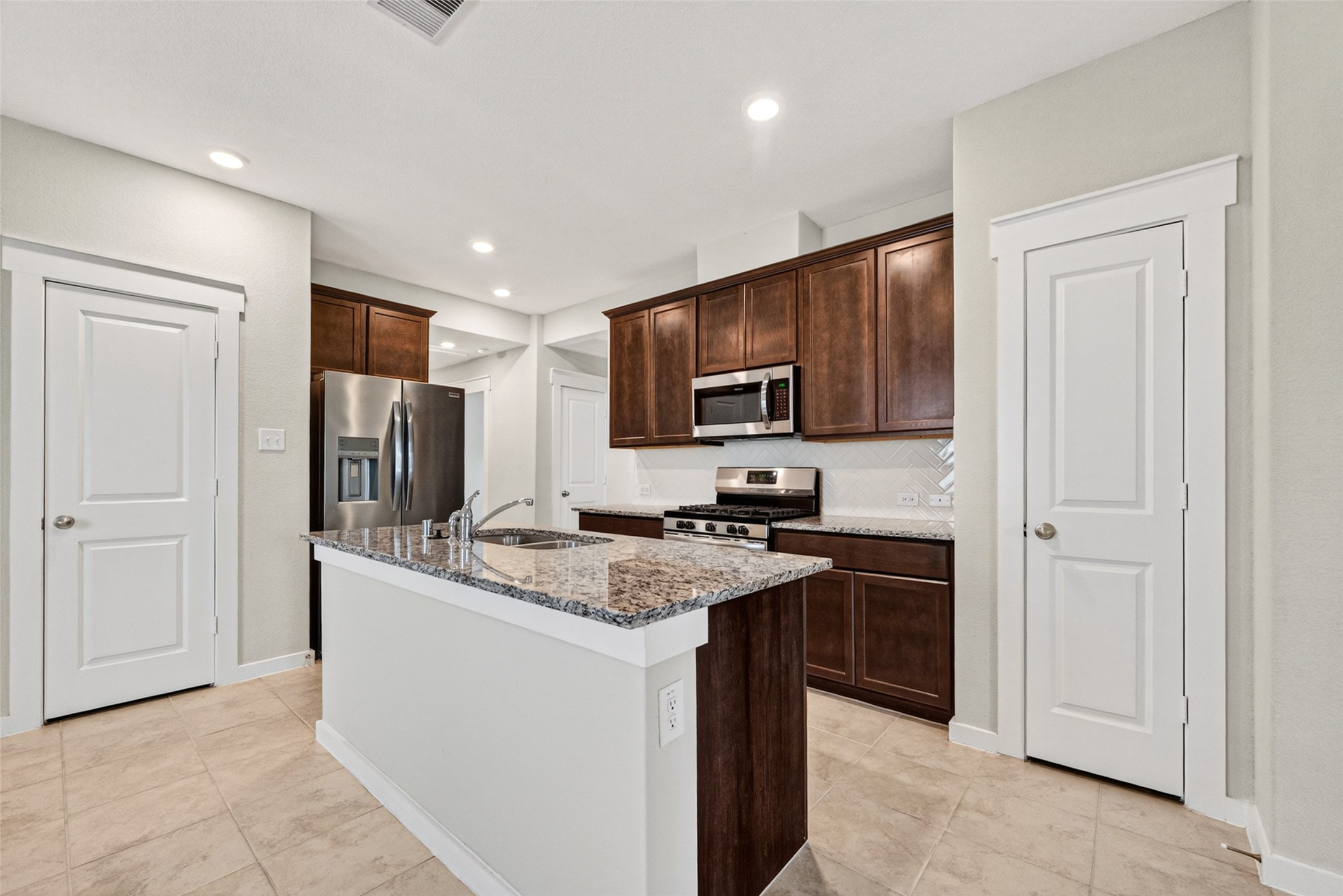 252 Laura Leigh Lane Angleton, TX 77515 - Photo 9 of 30