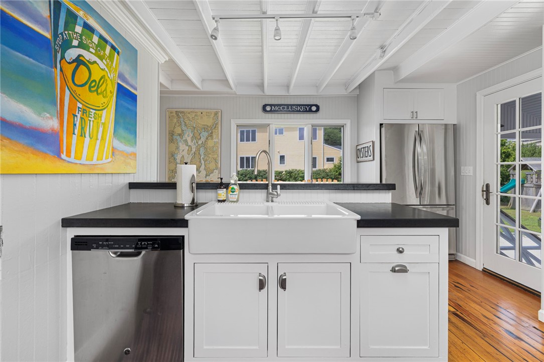 36 Riverside Avenue Portsmouth, RI 02871 - Photo 11 of 34 Gallery Image 11