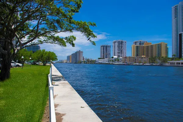 $1,975 | 800 Parkview Drive, Unit 411, Hallandale Beach, FL 33009