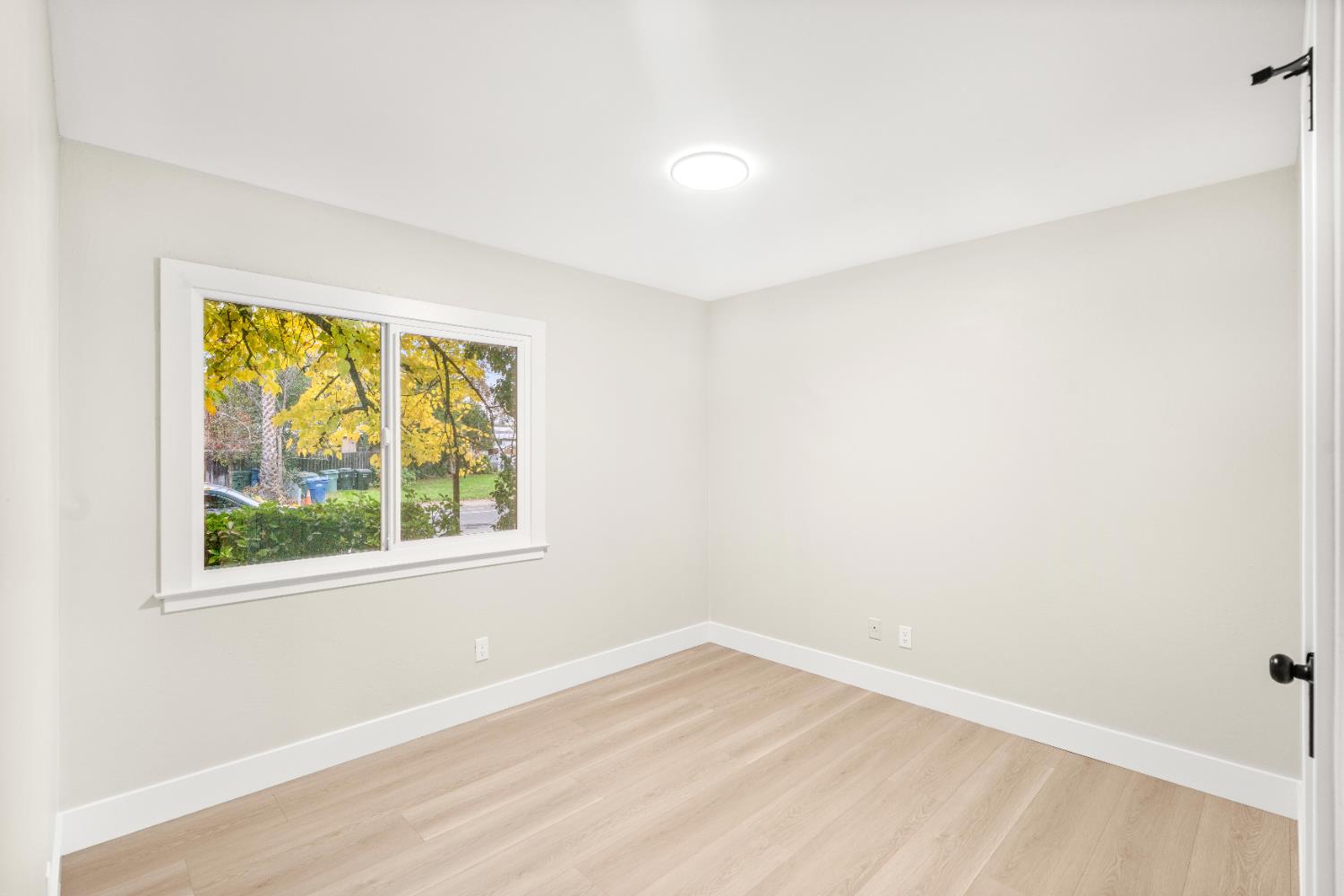 5610 Millburn Street Carmichael, CA 95608 - Photo 33 of 44 an empty room with a window
