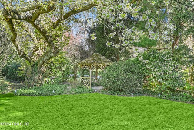 a view of a back yard