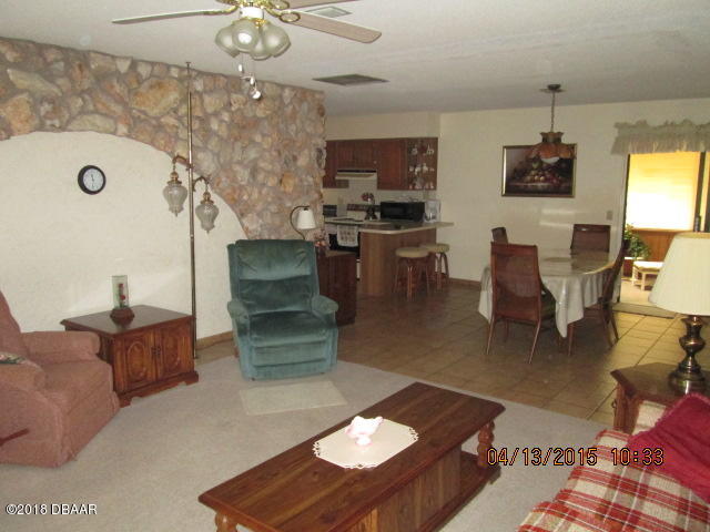 23805 River Road Astor, FL 32102 - Photo 4 of 10 Living/dining room