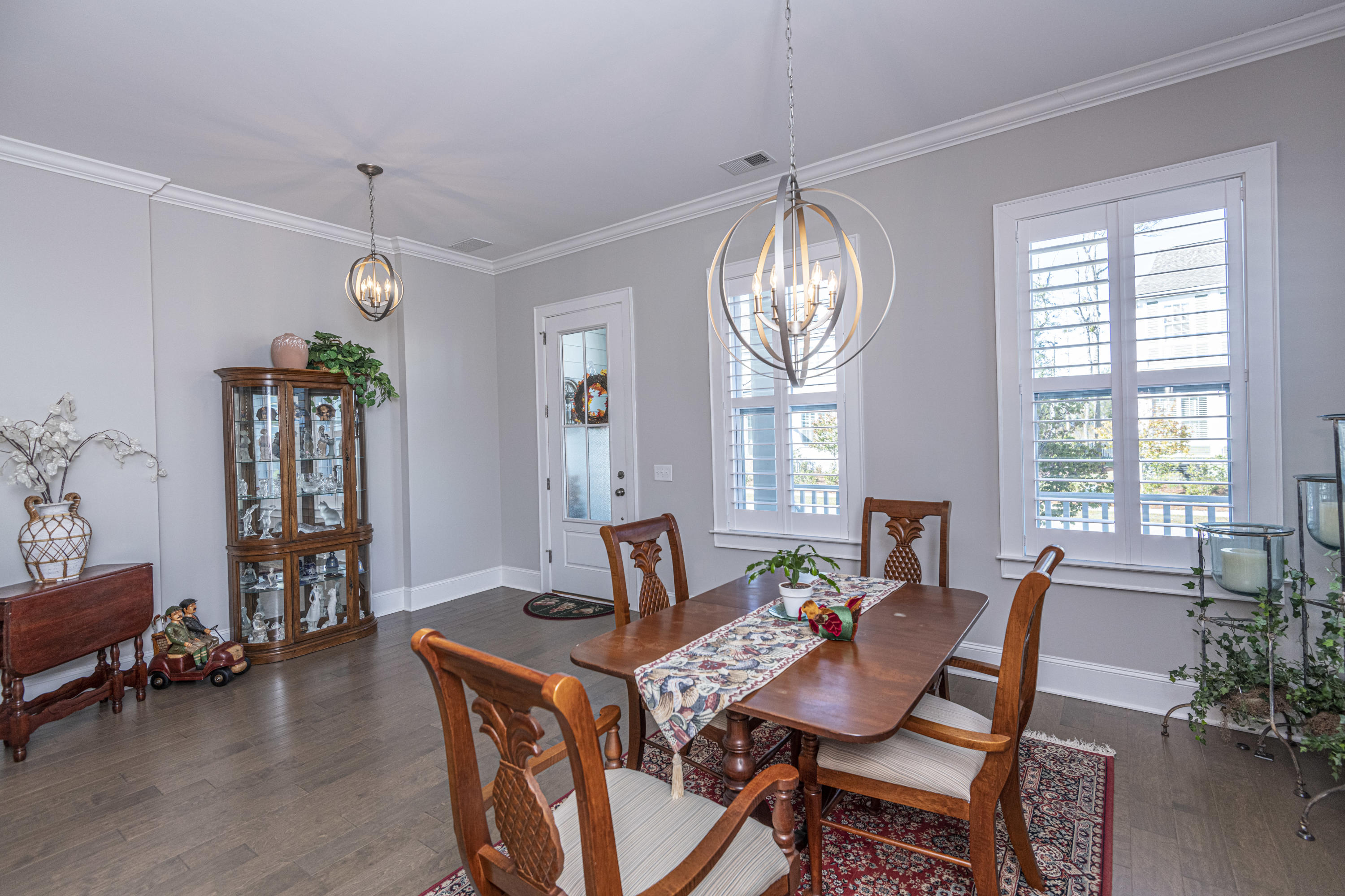 Beautiful Entry and dining area