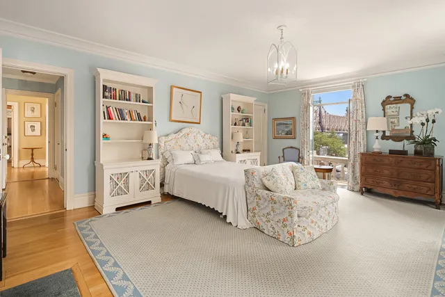 a view of entryway and hall