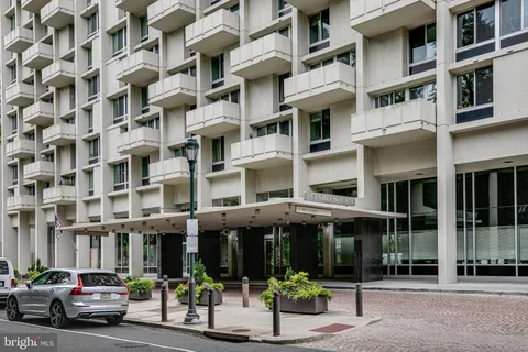 $300,000 | 604 South Washington Square, Unit 3105, Philadelphia, PA 19106