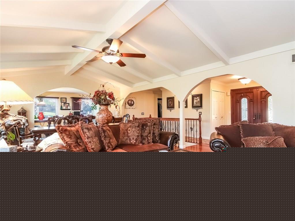 010-Living_Room-4946733-medium4x3.jpg