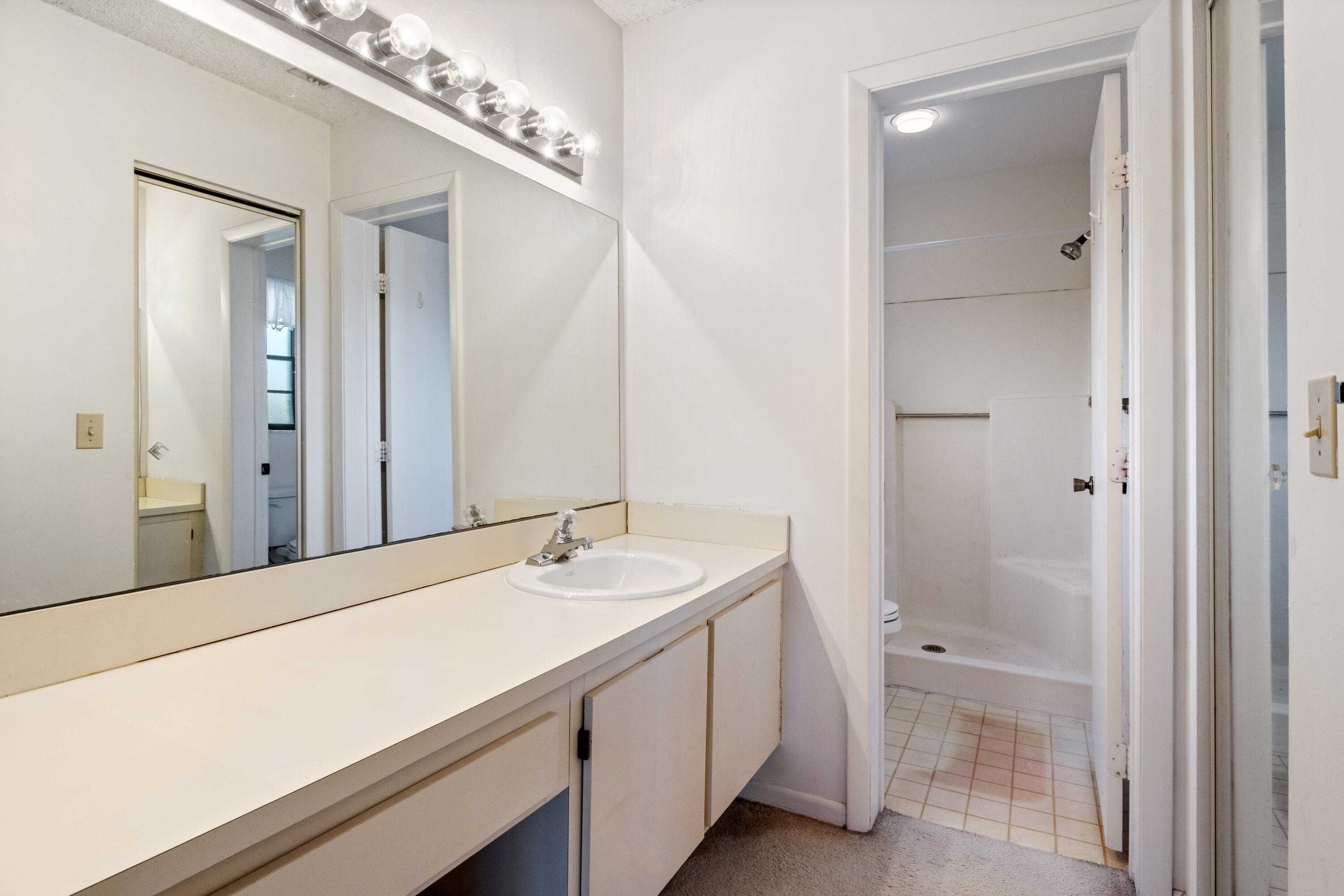 702 Pinecrest Circle, Unit F Jupiter, FL 33458 - Photo 15 of 28 16 Bathroom 01