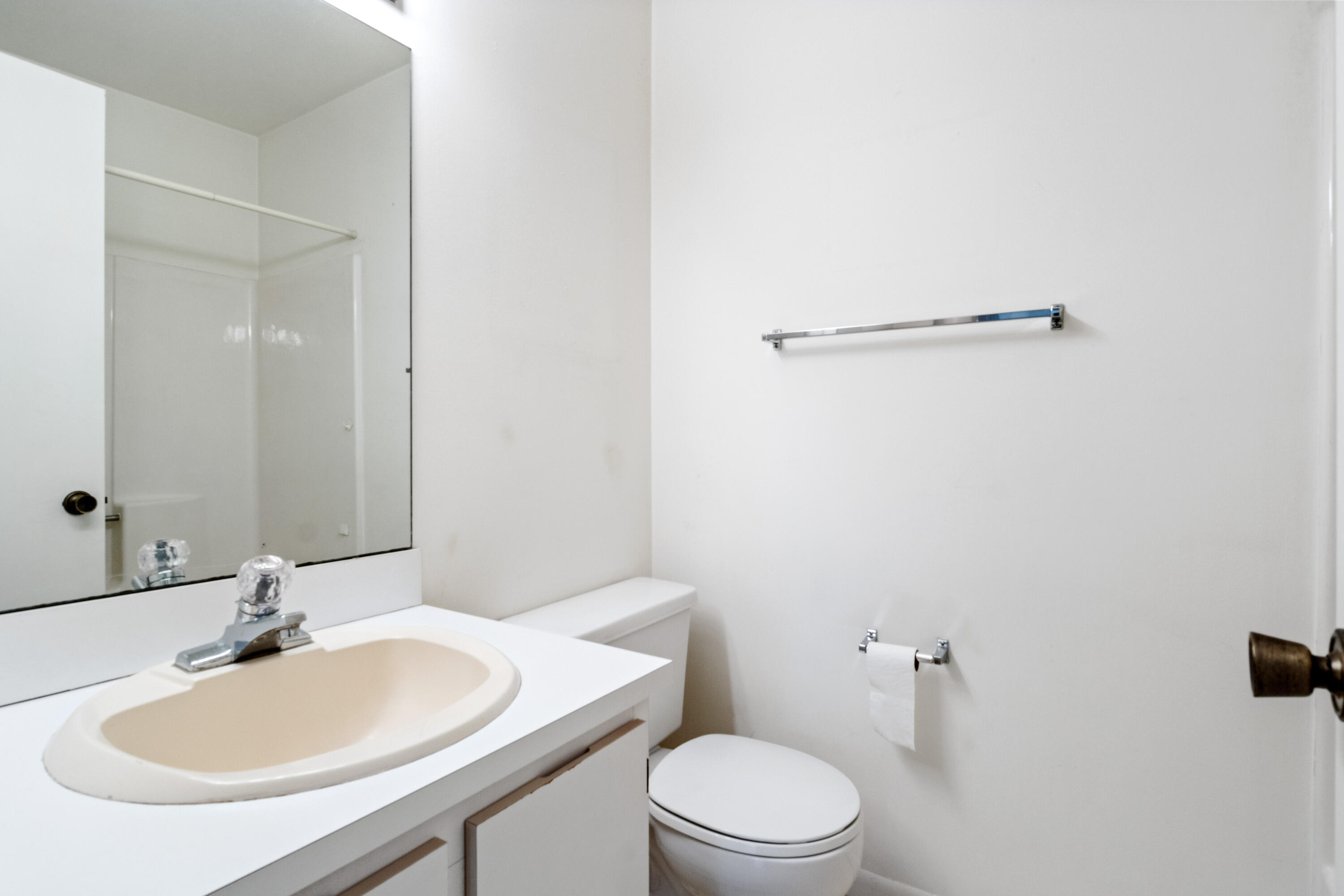 702 Pinecrest Circle, Unit F Jupiter, FL 33458 - Photo 22 of 28 23 Bathroom 01