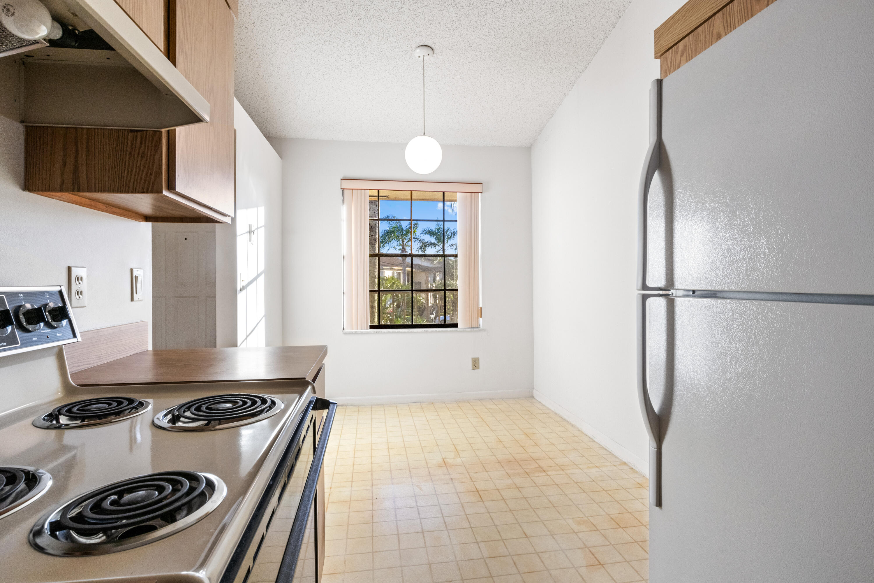 702 Pinecrest Circle, Unit F Jupiter, FL 33458 - Photo 3 of 28 04 Kitchen 01