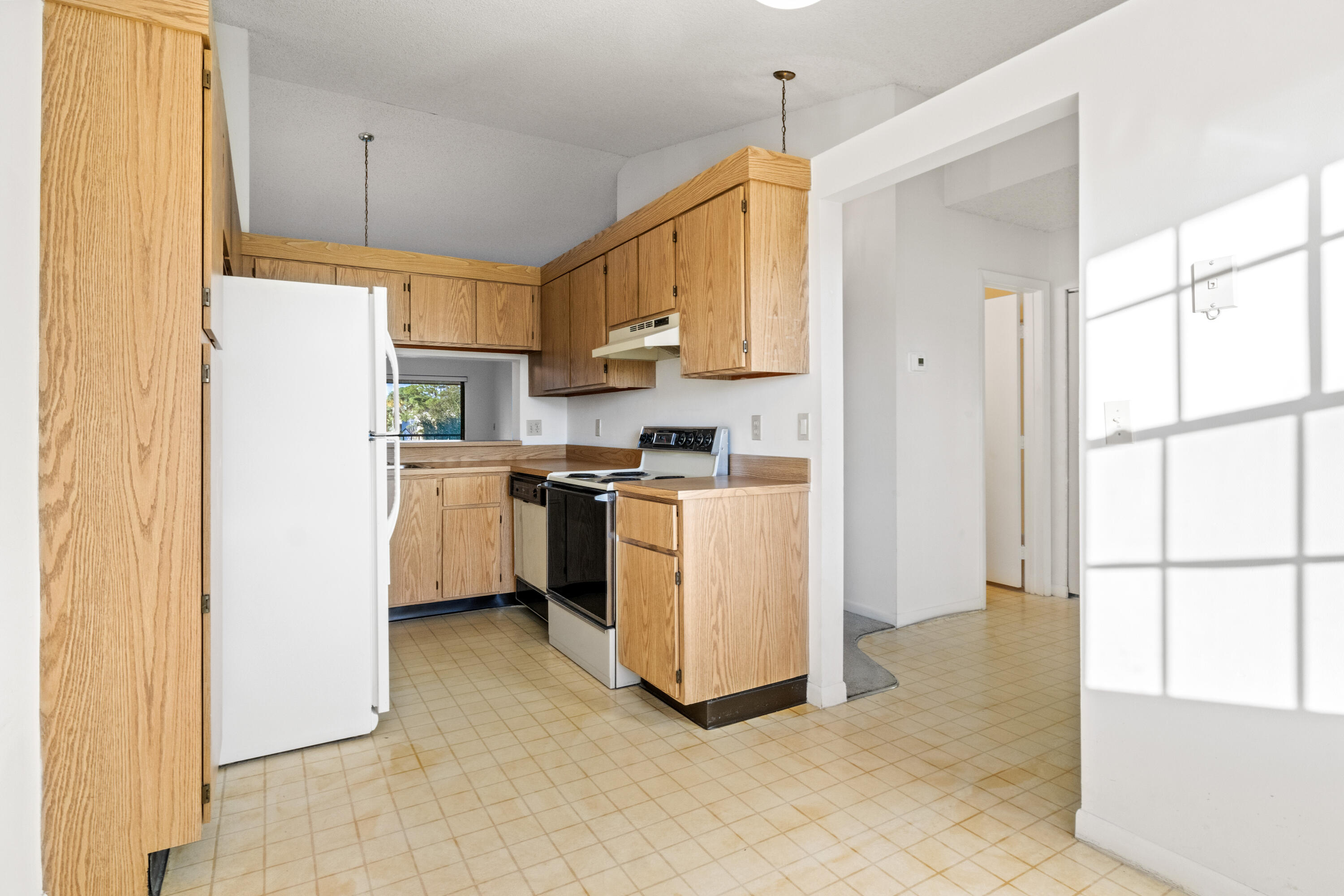 702 Pinecrest Circle, Unit F Jupiter, FL 33458 - Photo 4 of 28 05 Kitchen 02