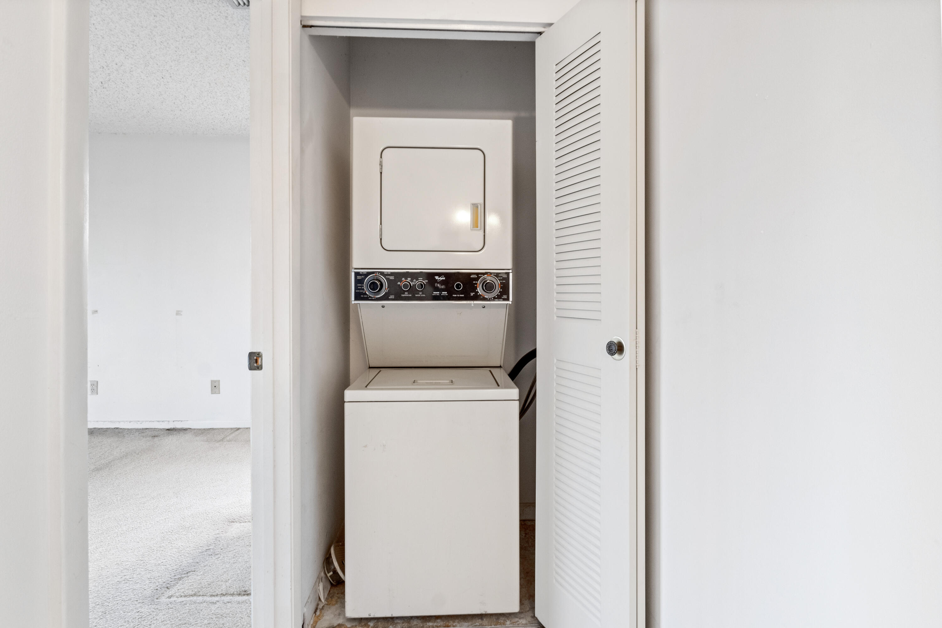 702 Pinecrest Circle, Unit F Jupiter, FL 33458 - Photo 10 of 28 11 Laundry 01
