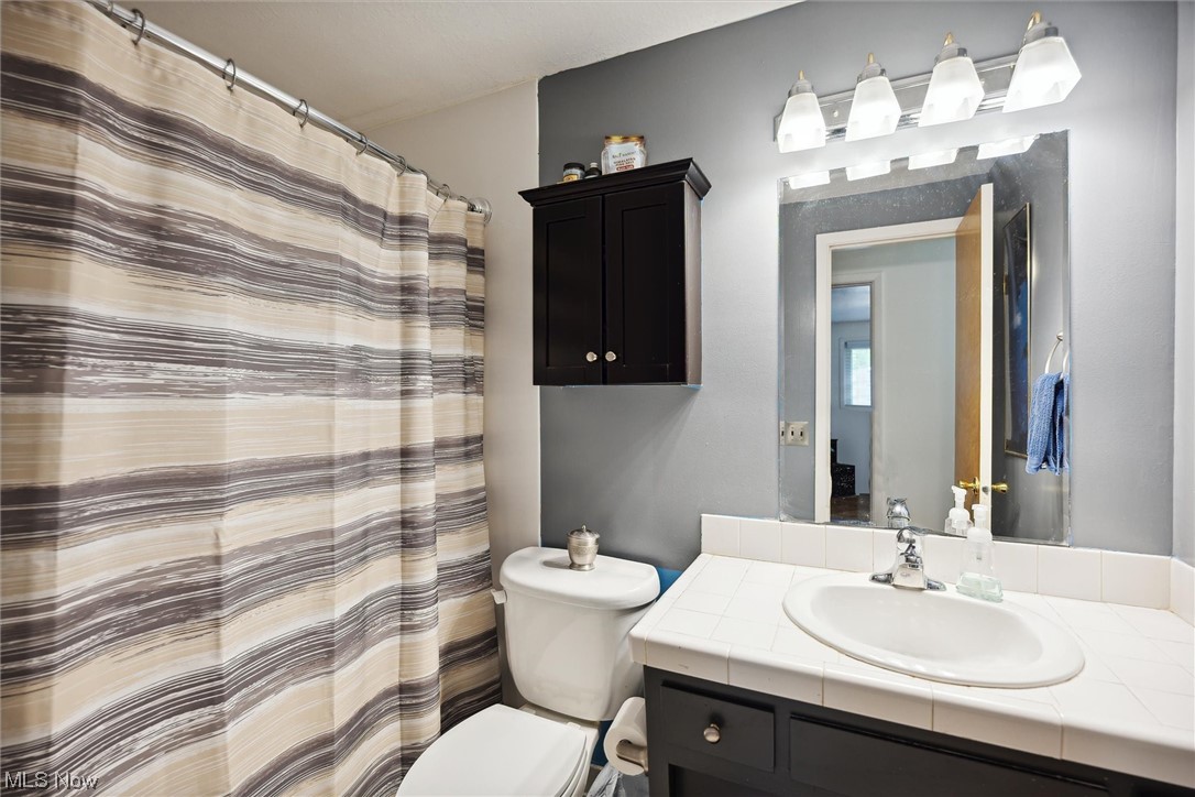 4629 Telhurst Road Cleveland, OH 44121 - Photo 20 of 35 Full Bathroom