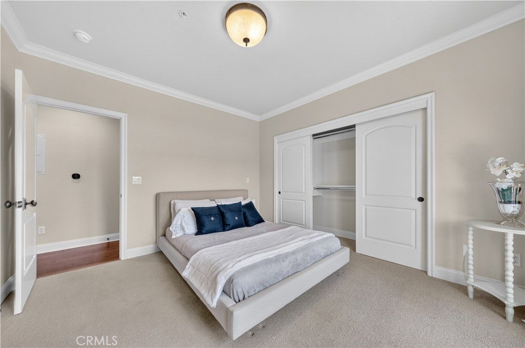 2454 Oswego Street, Unit 301 Pasadena, CA 91107 - Photo 33 of 59 a bedroom with a bed and a window