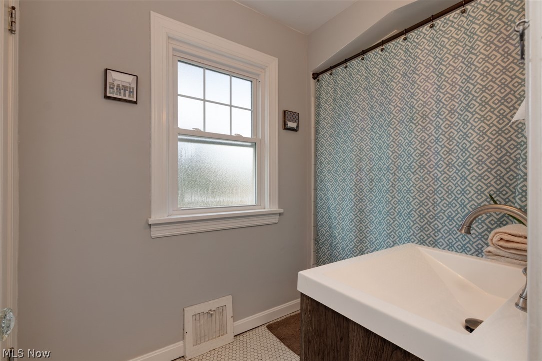 1600 Holmden Road Cleveland, OH 44121 - Photo 20 of 26 2nd floor bath!