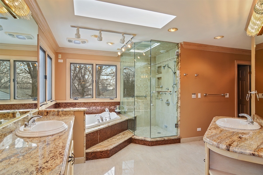 314 West Rand Road Mount Prospect, IL 60056 - Photo 11 of 27 a bathroom with a tub a sink and a large mirror