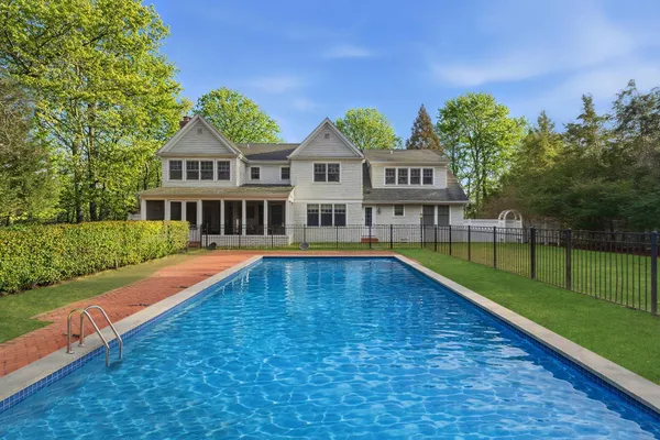 a view of house with a yard
