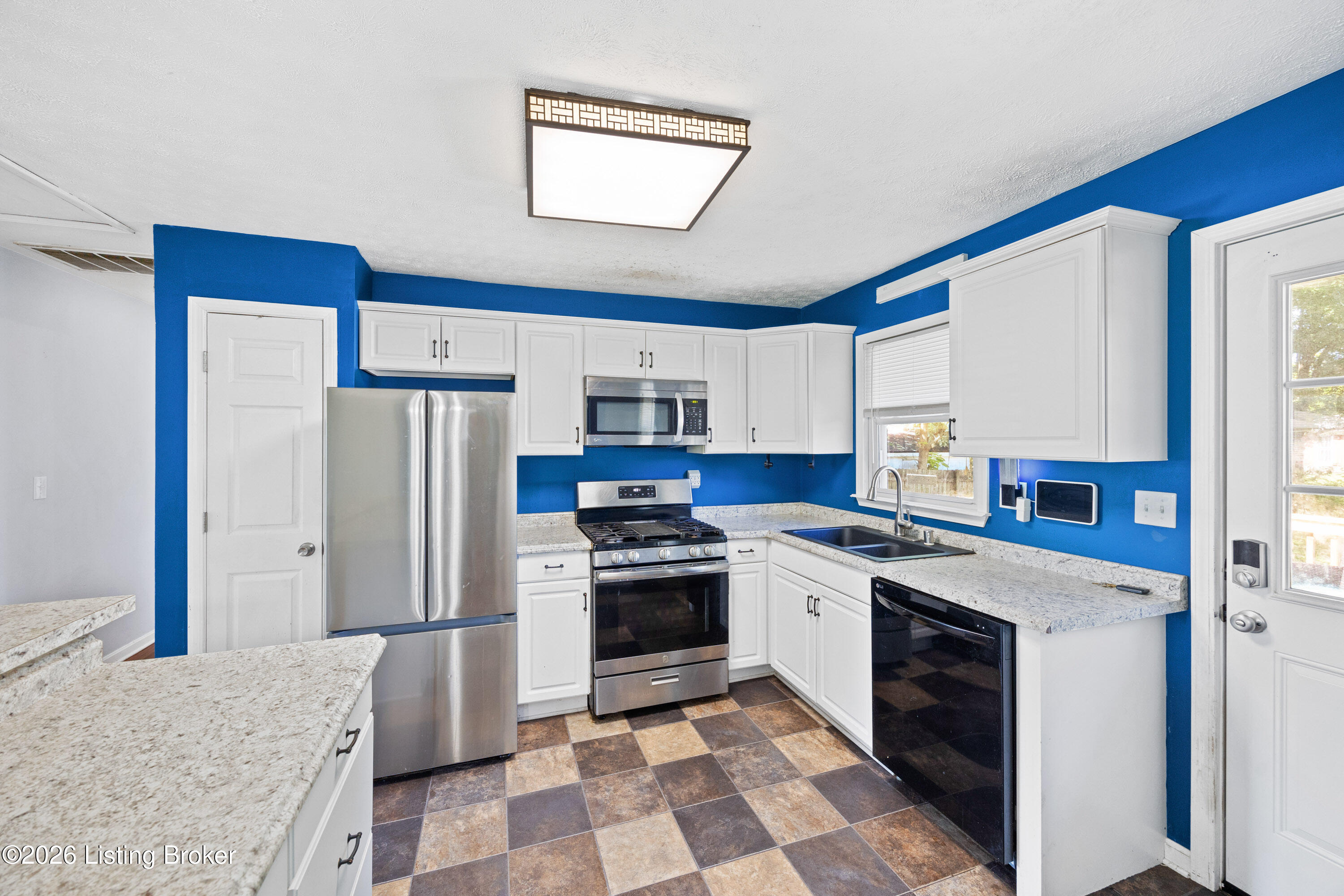 8306 Blue Lick Road Louisville, KY 40219 - Photo 9 of 23 012