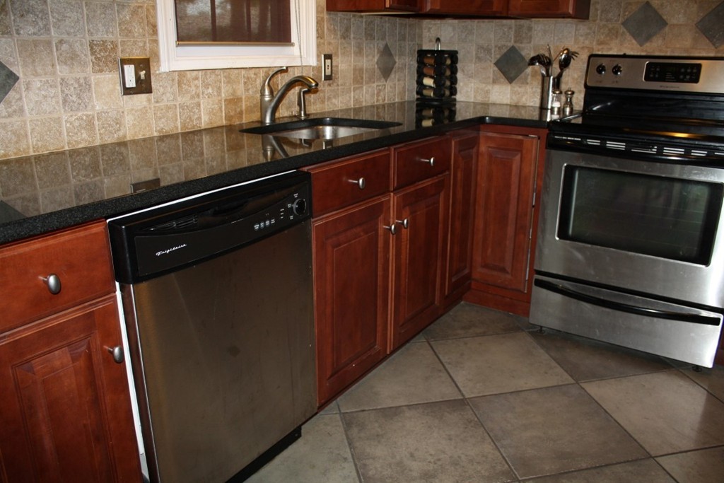 26 Clover Road Holbrook, MA 02343 - Photo 7 of 27 Gallery Image 7