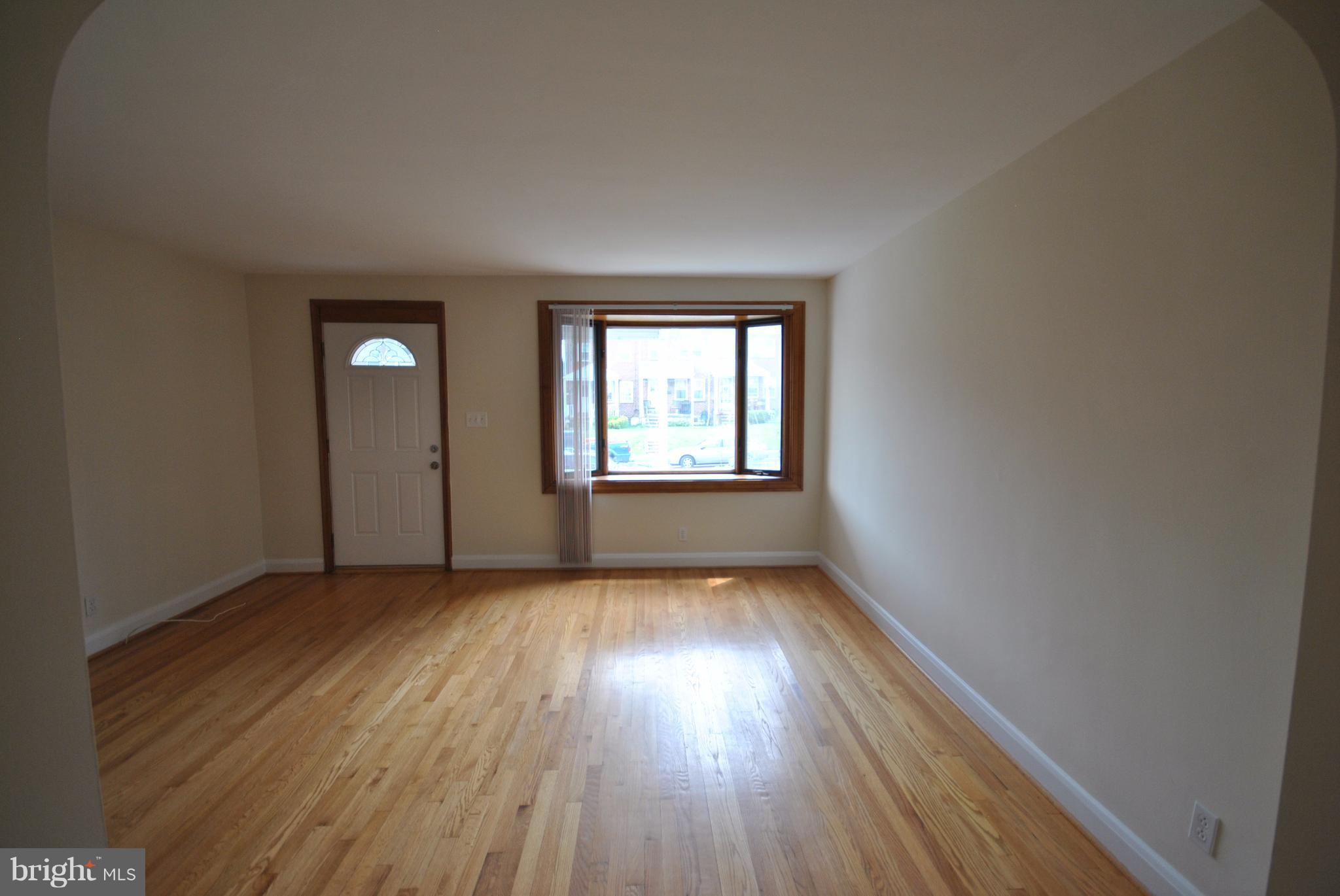 1110 Elm Road Baltimore, MD 21227 - Photo 5 of 30 Living Room