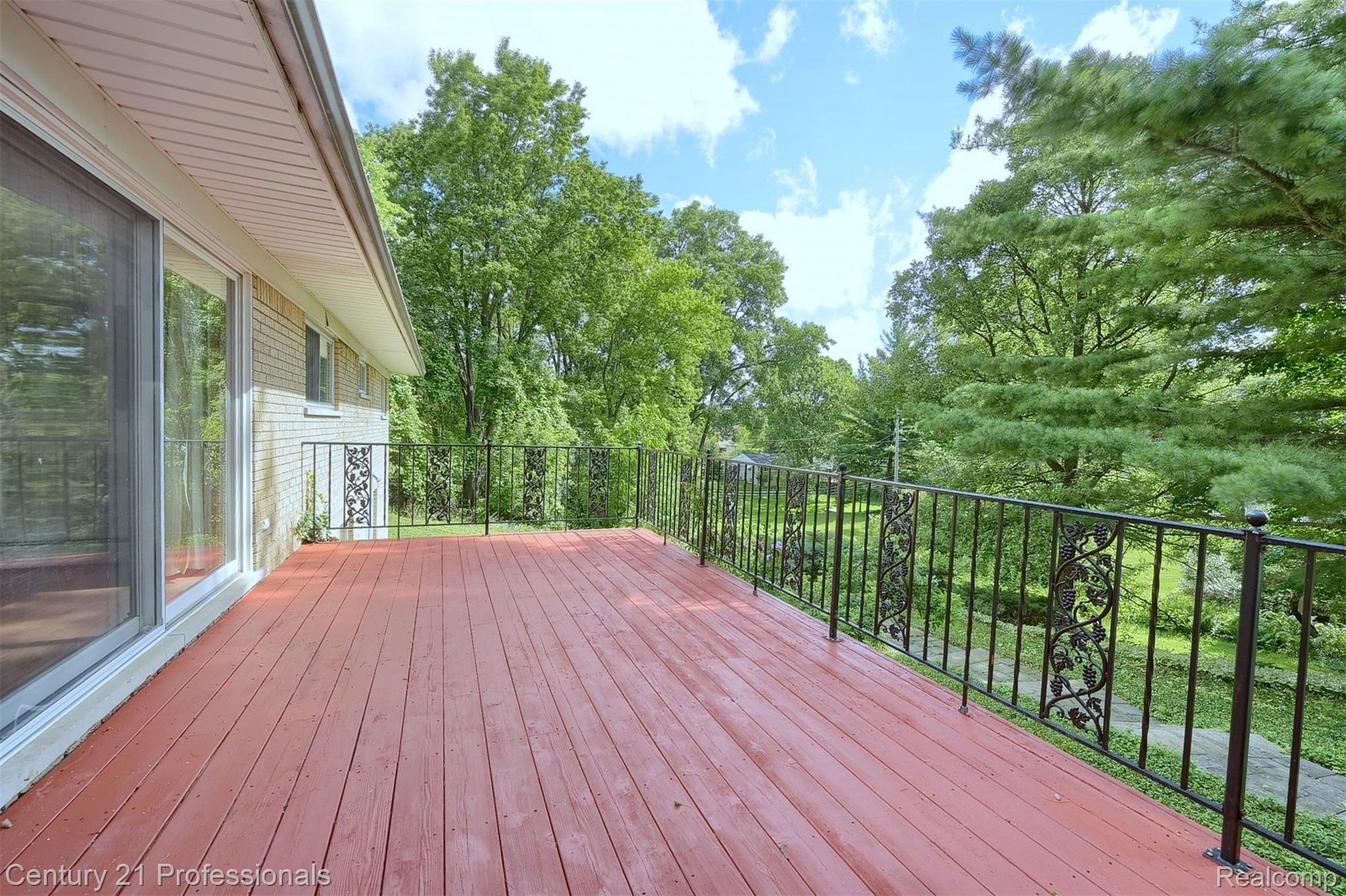 865 Briar Court Rochester, MI 48309 - Photo 32 of 39 31-Deck.jpg