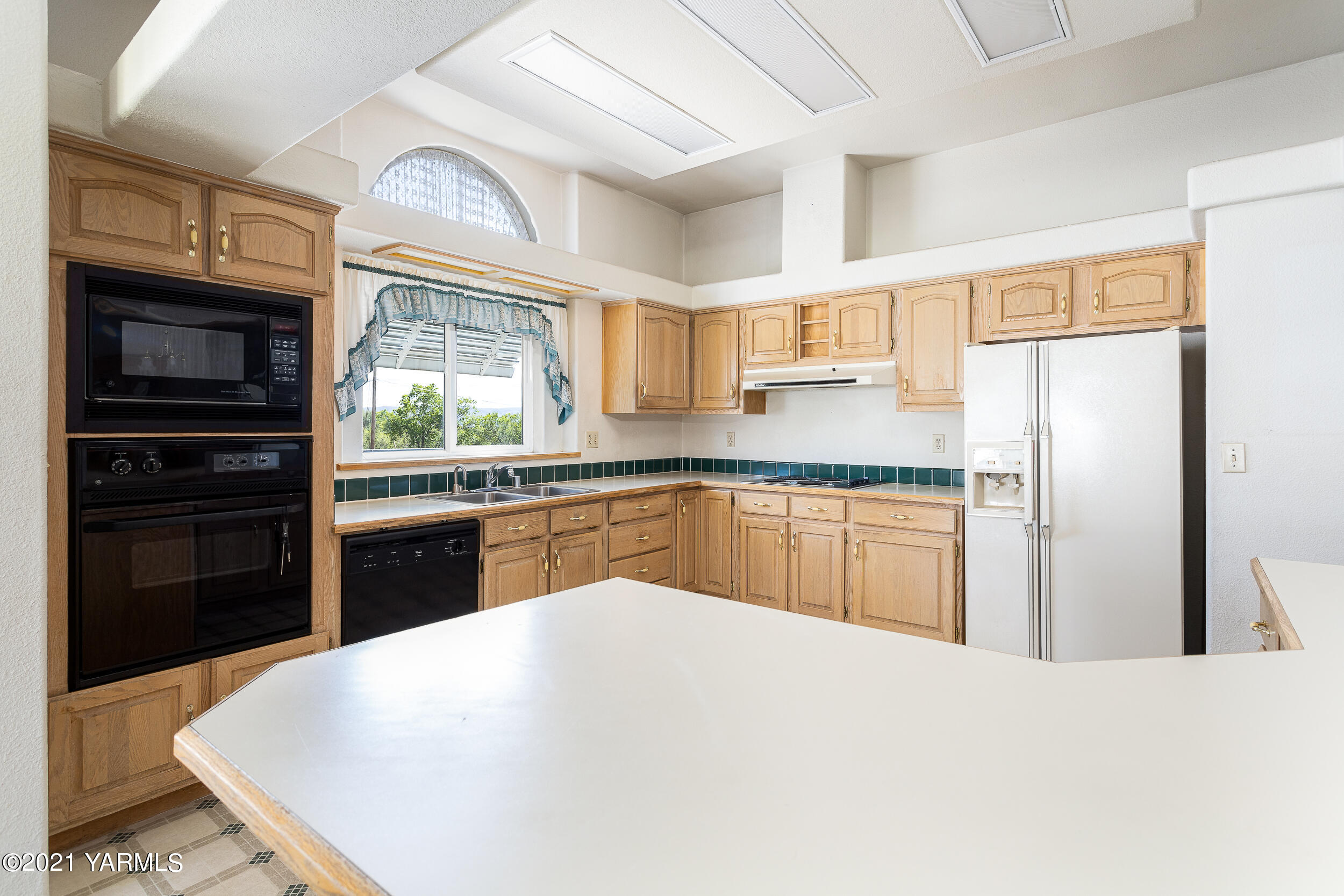 3811 Commonwealth Road Yakima, WA 98901 - Photo 11 of 29 Built In Oven & Micro