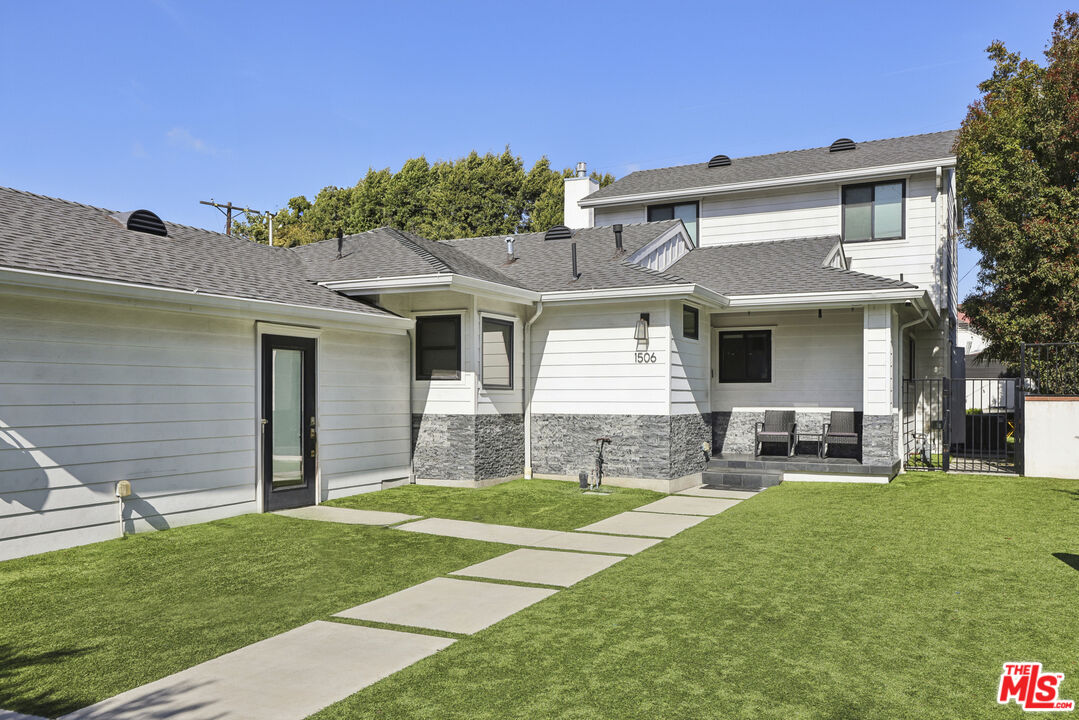 1506 Walgrove Avenue Los Angeles, CA 90066 - Photo 24 of 25 front view of a house with a yard