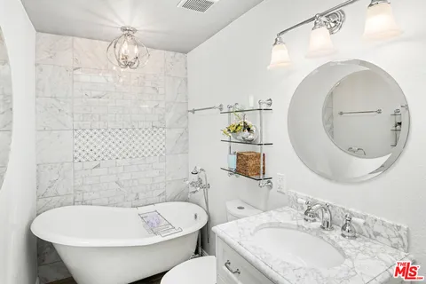 $1,390,000 | 19525 Starfish Lane, Huntington Beach, CA 92648