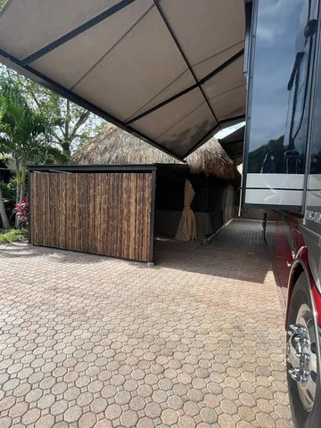 a view of a backyard