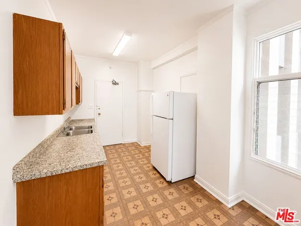 $1,795 | 634 South Gramercy Place, Unit 304, Los Angeles, CA 90005